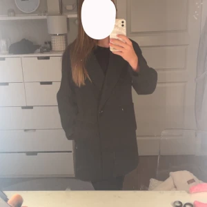 Svart kappa från 157 i XS - svart kappa, lite ”gråluddig” i färgen 