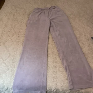 mjukisbyxor i lila - jätte sköna mjukisbyxor bra skick använd några gånger