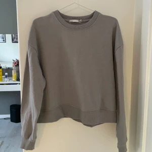 Grå sweatshirt  - En grå sweatshirt ifrån lager 157, aldrig använd, inga defekter.