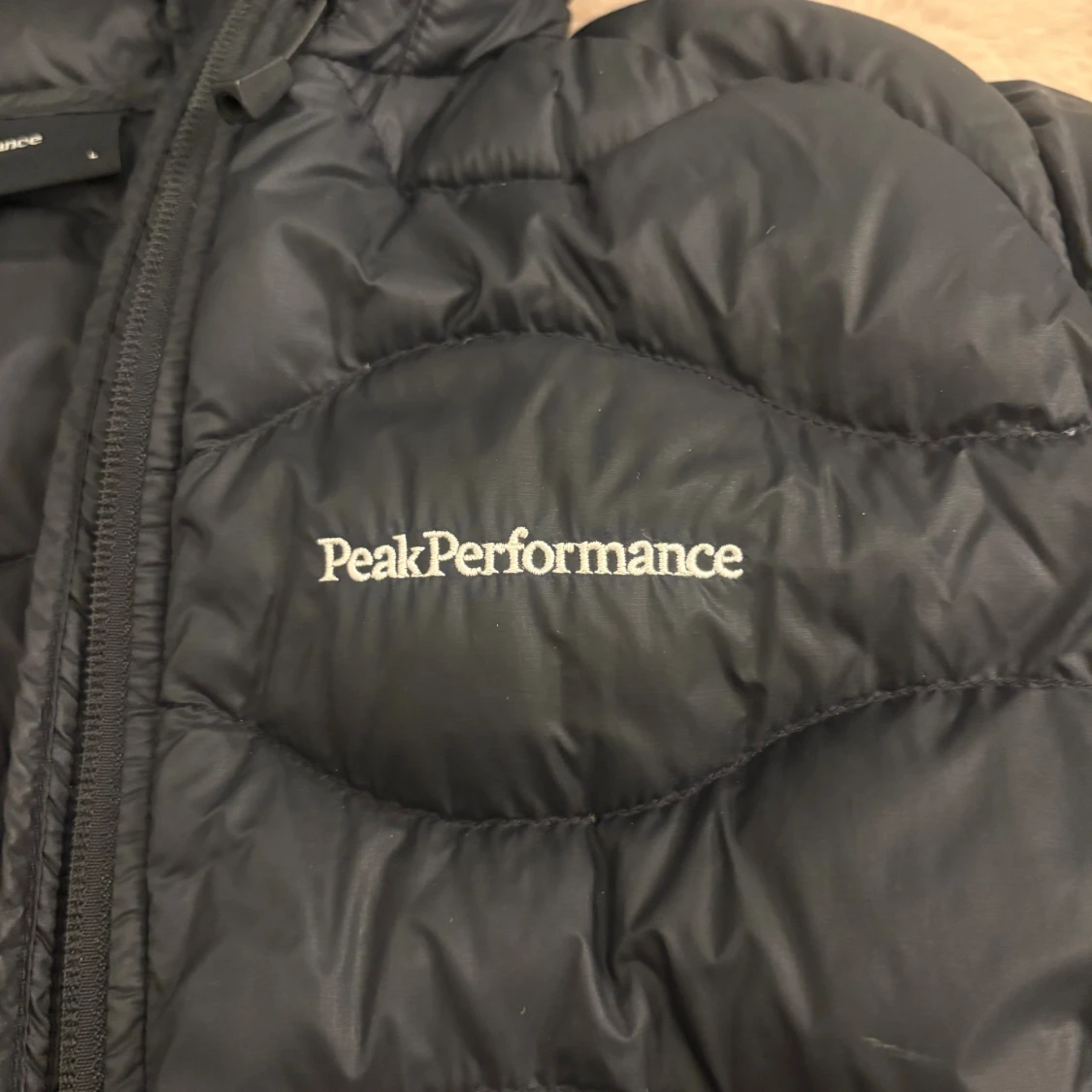 Svart Peak Performance dunjacka L - 1