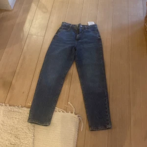 Blå jeans från Zara, storlek 34 - Snygga blå jeans från Zara i klassisk modell med raka ben och normal passform. Jeansen har fem fickor, bälteshällor och stängs med dragkedja och knapp. Perfekta till vardagslooken och funkar året runt.