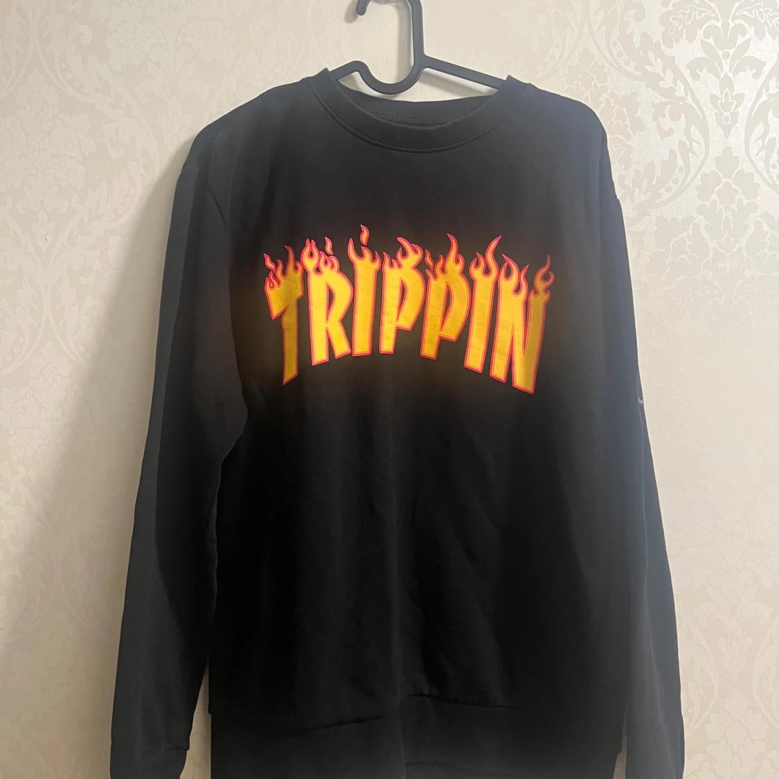 Svart sweatshirt TRIPPIN från DIVIDED