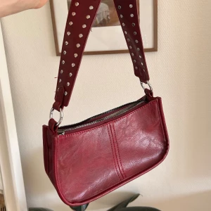 Handväska röd  - Röd väska som kan användas som crossbody eller axelväska. Använd Max 1 gång, som ny. Mitt pris: 90kr