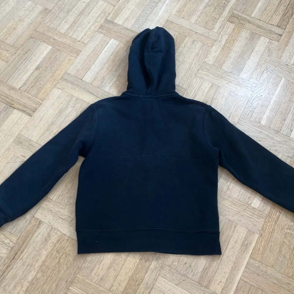 Snygg Ralph lauren zip hoodie som är 8/10 skick nypris 1000 mitt pris 350 den passar dig om du är 147-155CM. Hoodies.