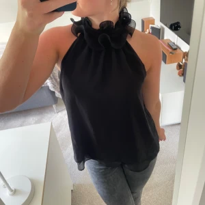 Halterneck zara topp - Säljer denna sjukt snygga toppen från zara!! Storlek S men passar även Xs och M. Pris kan diskuteras💞💞