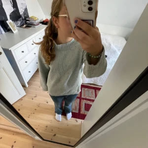 Grå stickad tröja från Zara - Säljer en mysig grå stickad tröja från Zara i storlek 164 (13-14 år). Tröjan har en hög krage och långa ärmar, perfekt för kyliga dagar. Den är i bra skick och passar både till vardags och lite finare tillfällen. Perfekt för höst och vinter! Tröjan har några små fläckar på framsidan 💙