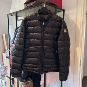 Moncler Acorus - Moncler Acorus i nyskick, storlek 3 passar M. Nypris 13.000kr mitt pris 3800 men tar emot rimliga bud! Över 70 refs från nöjda kunder finns, bara att skriva vid frågor eller funderingar!