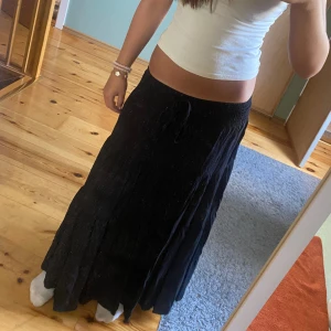 svart långkjol - säljer en långkjol från shein i storlek S. jättefint skick och säljer då jag aldrig använt denna. skriv gärna för fler frågor eller funderingar🥰