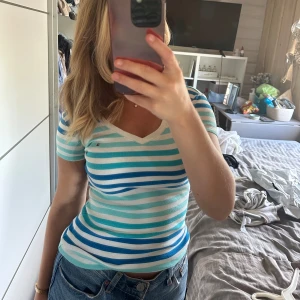 Tommy hilfiger t-shirt - Tröja från tommy hilfiger med snygg passform. Passar mig som vanligtvis har xs-s