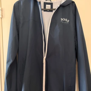 Vindjacka Boss med luva  - Nyskick! Vindjacka från Boss.