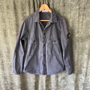 Stone island overshirt  - Säljer min feta Stone island overshirt i storlek M. Passar S-M. Den är mörkblå och i bra skick och självklart äkta(bild 3) skriv om ni har frågor:)