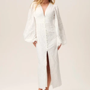 Adoore klänning - Vit adoore positano klänning. Storlek 34. Använd en gång, prislappen kvar. Nypris 1700kr, mitt pris 1200kr inkl spårbar frakt.