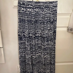 mönstrad långkjol - Säljer min jätte fina långkjol som är köpt utomlands för ca 400kr. Aldrig använt kjolen! Kjolen är i jätte fint skick och som ny. eftersom att den är stretchiga i midjan skulle jag säga att den passar storlek XS,S och M. Skriv till mig vid frågor💕