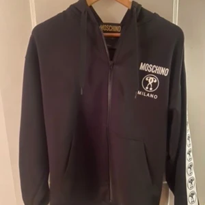 Moschino hoddie  - Köpt från Urban modern, äkthetsbevis finns. Cond 10/10 knappt använd.