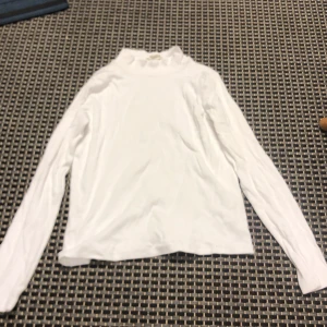 Långärmad vit tröja  - Vit ribbad långärmad tröja med hög krage!! Fint skick!!💝