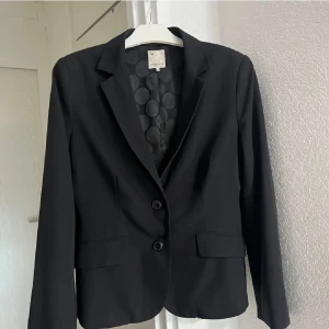 Kavaj - Säljer en kavaj, i gott skick. Använt under en viss period men passar inte längre. Det är en M men passar S också 