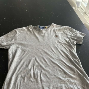 RL t-shirt  - En väldigt bekväm Ralph Lauren t-shirt  i 10/10 skick som knappt har används. Den är lite mindre i storleken så passar även folk som har S. Tveka inte med att fråga!