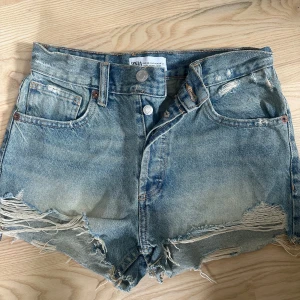 Jeansshorts - Blåa jeansshorts från zara i storlek 34!🌺🌷🥰