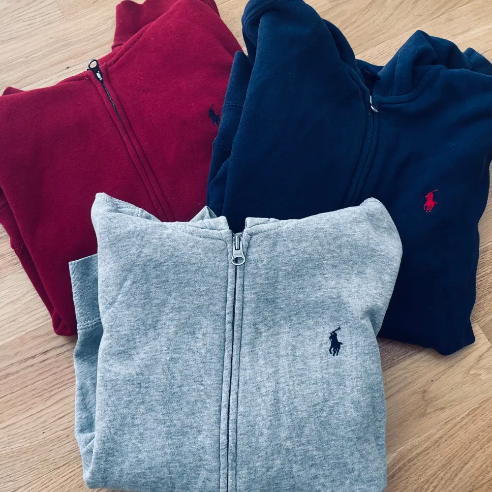 3 st Ralph lauren Hoodies i storlek M barn, 10-12 år. En för 150 kr eller alla för 350 kr. Hoodies.