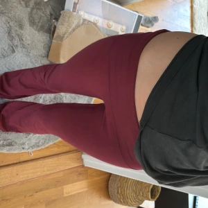 Vinröda yoga pants - Säljer mina nästan helt nya yoga pants då jag aldrig använt dem och bara haft dem liggandes. Dessa köptes förra året från brandy melville så ej säker om dem finns kvar.  Skit snygga till en vit överdel! Jag är ca 172 och dem är nästan perfekta.  