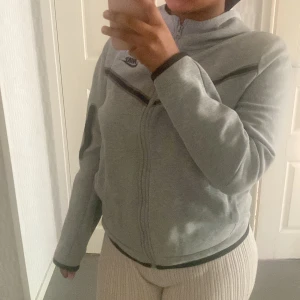 Nike tech grå  - Hej säljer min Nike tech i XL i barn storlek men passar bra på mig som har S i vanlig storlek. Ser fortfarande fräsch ut. 