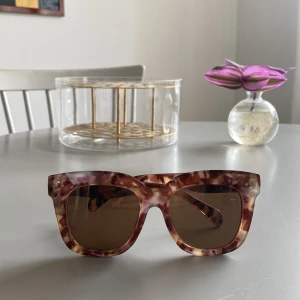 Solglasögon 08 - Chimiinspirerade glasögon i modell som chimi 08, ganska stora alltså! Snygg marmorerad färg. Passar till allt☺️