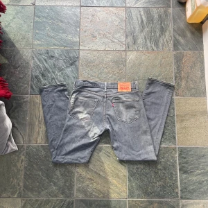 Levis Jeans - Modell 511, slim fit/raka, bra skick, washed i färgen