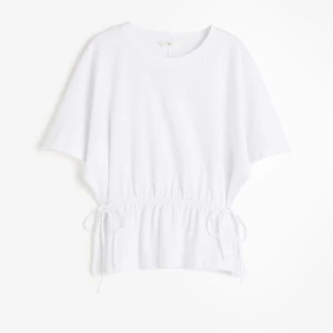 Hm topp med knytning - Säljer denna slutsålda toppen från hm, använd fåtal gånger , storlek M men passar även S. Priset kan diskuteras 😇