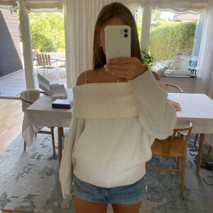 Stickad off-shoulder tröja  - Vit stickad off-shoulder tröja från Hm. Lite nopprig och därav priset. 🤍 