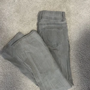 Grå Low waist jeans  - Säljer ett bra grå bootcut lowwaist jeans från Gina young, i storlek 152, bra skick men tyvärr för små för mig💗