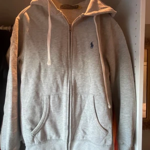 Ralph lauren hoodie - Säljer en Supersnygg och skön Ralph lauren hoodie! Den är i storlek XS men jag skulle absolut säga att den känns som en S/M och är verkligen inte thight på mig som bär S.  Tröjan är i mycket bra skick.