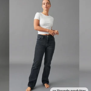 Mid straight jeans - Jeans från Gina Tricot i storlek 32 i off black köpta för 400 inga skador 