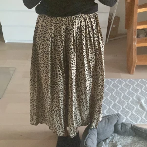 Leopard maxi kjol - Säljer denna leopard kjol som är från lager 157 för 55kr den är i  topp skick.