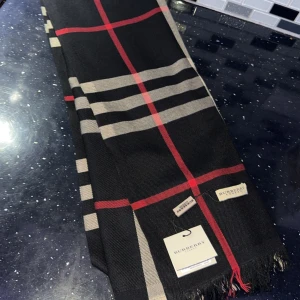 Burrberry halsduk  - Tjena! Säljer en svart burrberry halsduk perfekt till hösten o vintern! Condition 10/10 tag medföljer 