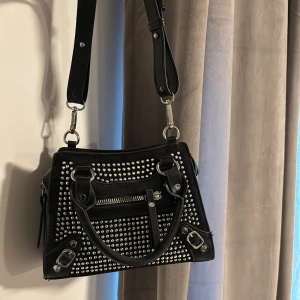 Strass väska  - Säljer en fin strsss väska! Aldrig använd🥰 hör gärna av er vid fler bilder eller funderingar🥰
