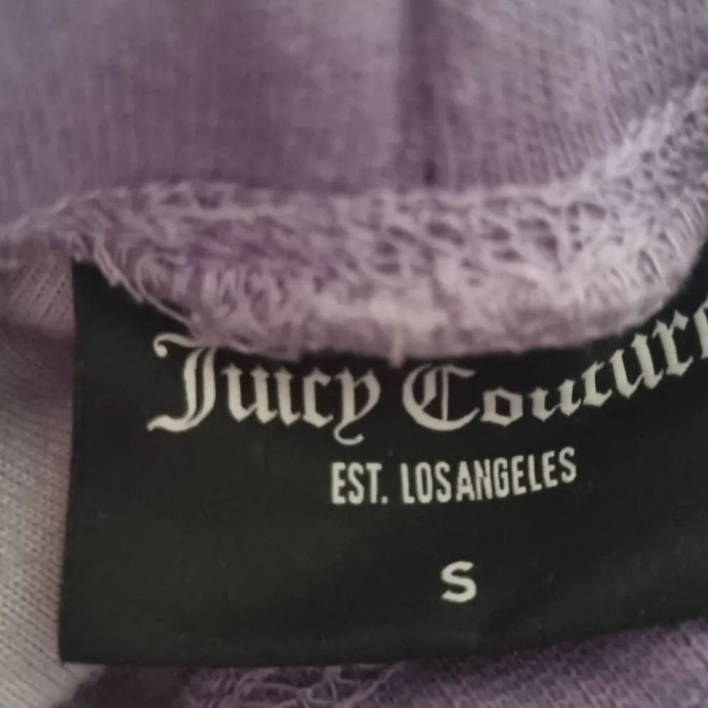 Fin mysbyxa av märket juicy couture äkta Mycket fint skick Storlek S Ljus lila till färgen Skriv gärna om du undrar över något 🥰. Jeans & Byxor.