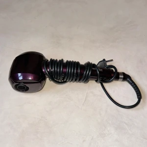 Locktång Curl Secret - En automatisk locktång från Babyliss Paris, modell; Curl Secret! Superbra! <3 (Medföljer även ett oöppnat paket med ett tillbehör och information om locktången).