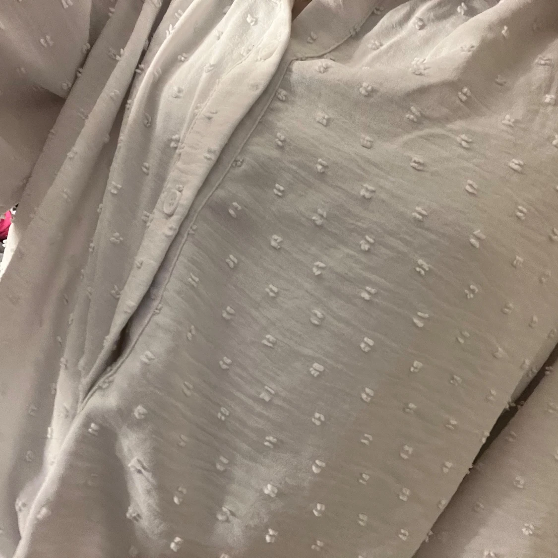 Vit blus med prickigt mönster - 91