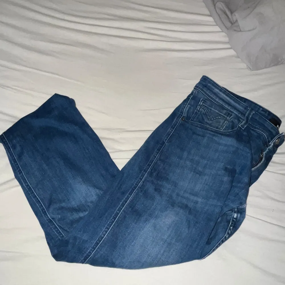 Säljer mina replay jeans då dom inte används längre dom är i bra skicka och kostar 1200 kr nya . Jeans & Byxor.