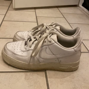 Nike Air Force 1 - Varan är väl använd och har även en defekt i hälen. 