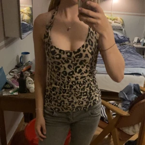 Leopardlinne - Säljer egennytta leopardlinne. Det är halterneck. Eftersom egensytt så ser inte alla sömmar toppen ut, men det är på insidan