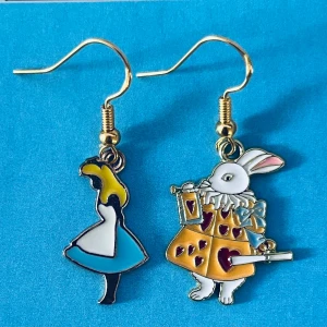 Alice i underlandet  - Nickelfria krokar. Hämtas i Hornstull i Stockholm eller skickas mot fraktkostnad. ☀️