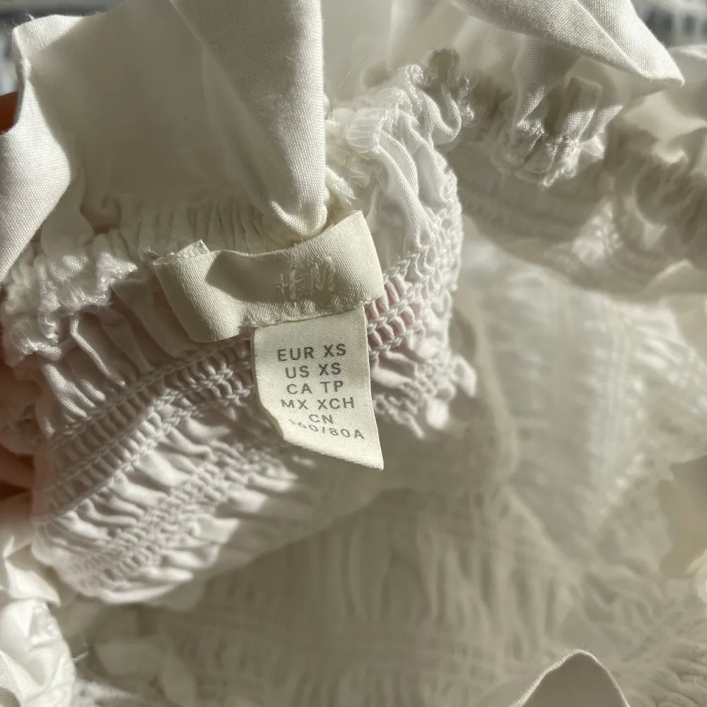 Superfin bandeauklänning från H&M i XS, men väldigt stretchig!. Mekot.