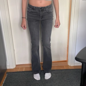 Ginatricot perfekt jeans young  - Gråa fina jeans, jätte bra condition använt fåtal gånger.  Storlek 152 