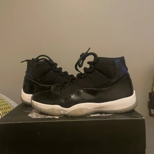 Air Jordan 11 Space Jam (2016) - 8/10 cond, väldigt ikoniska jordans. Låda och allt ingående, se bild. Meddela om fler bilder behövs eller innan köp. Förhandlingsbart pris
