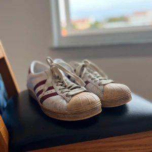 Adidas superstar - Synligt använda, dock aldrig använt själv Köpt second hand för 1 år tillbaka för 600 kr