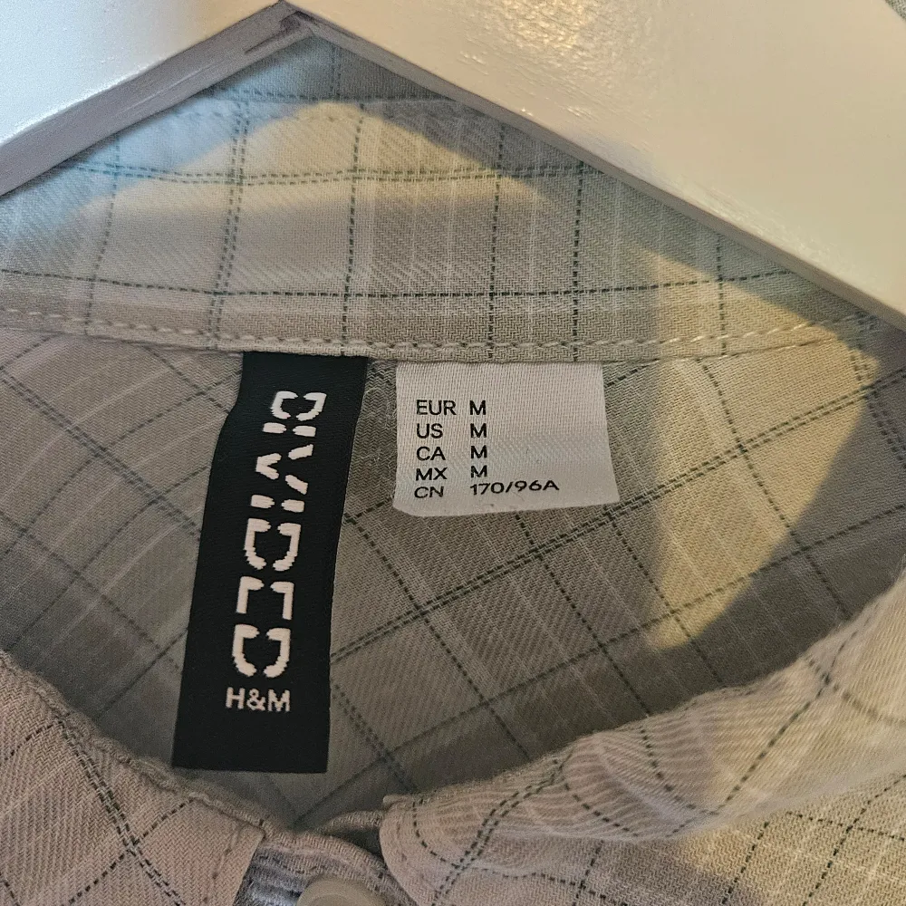 Tunn skjorta, bra skick från h&m. 100 kr + frakt. Skjortor.