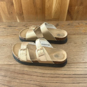 Guldsandaler - Knappt använda