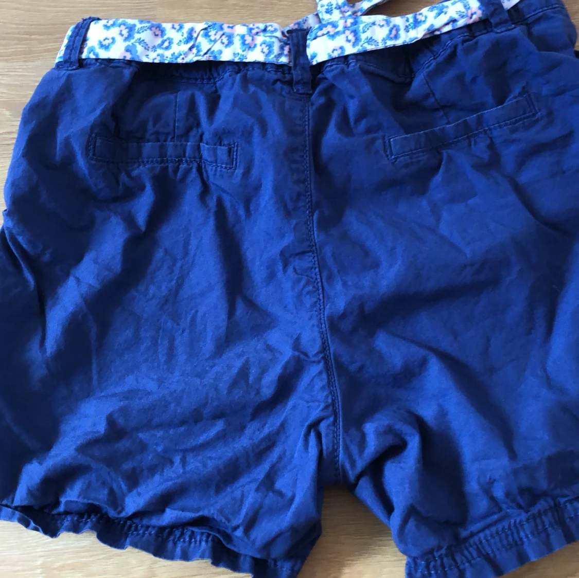 Blå shorts från H&M med blommigt knytband - 90