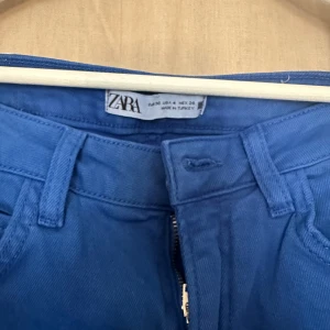 Blåa jeanse  - Blåa jeanse från zara med slits. Aldrig använt dessa snygga byxor då passformen inte var för mig. 